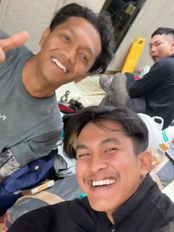 日本で共に働く仲間同士、自然な笑顔で寄り添うインドネシア人実習生