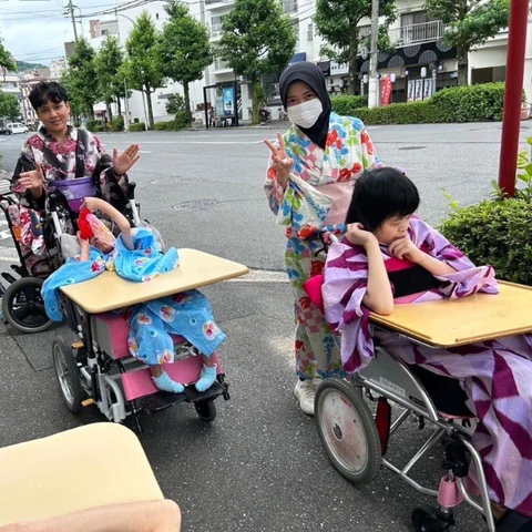 屋外で車椅子を利用する方々と過ごす様子