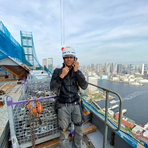 建設現場でヘルメットを着用する作業員