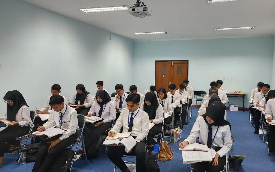 教室で日本語を学ぶJobJepangの生徒