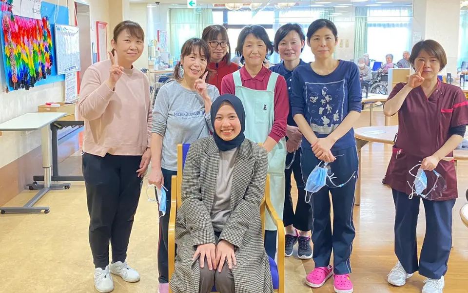 日本の介護施設で働くインドネシア人材と職員