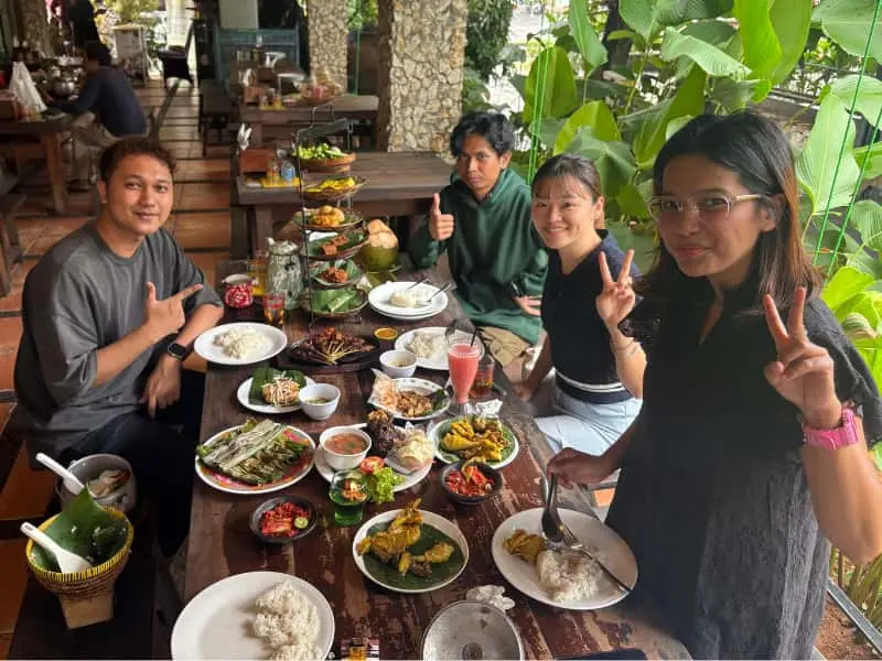 インターン生とインドネシア人スタッフの食事風景 - 現地の文化を体験
