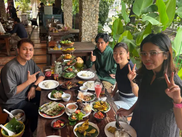 インターン生がインドネシア料理を食べている