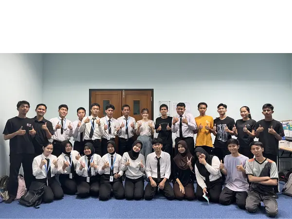 インターン生とインドネシアの日本語学校で勉強する生徒たち