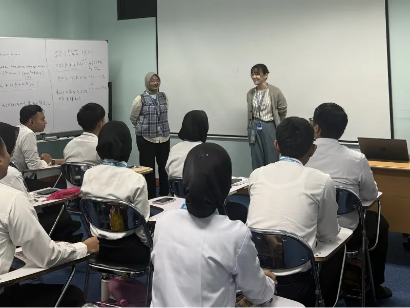 インターン生がインドネシア人生徒の前で日本語を教えている様子